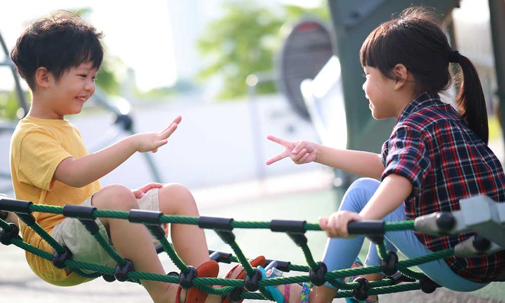 enfants jouant dans un parc