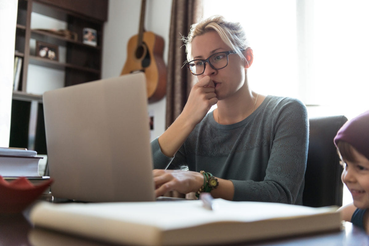 confused mother working on laptop