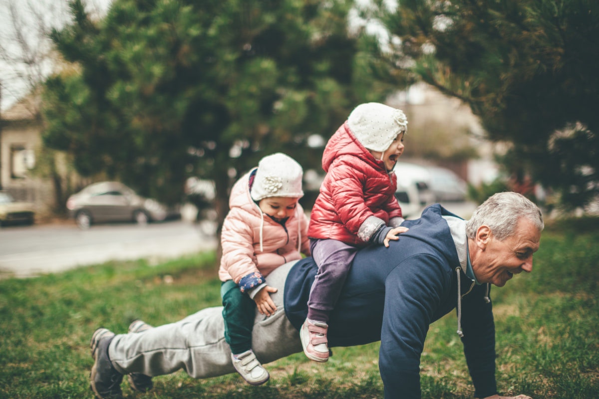 grand-père avec petit-enfant dans le dos