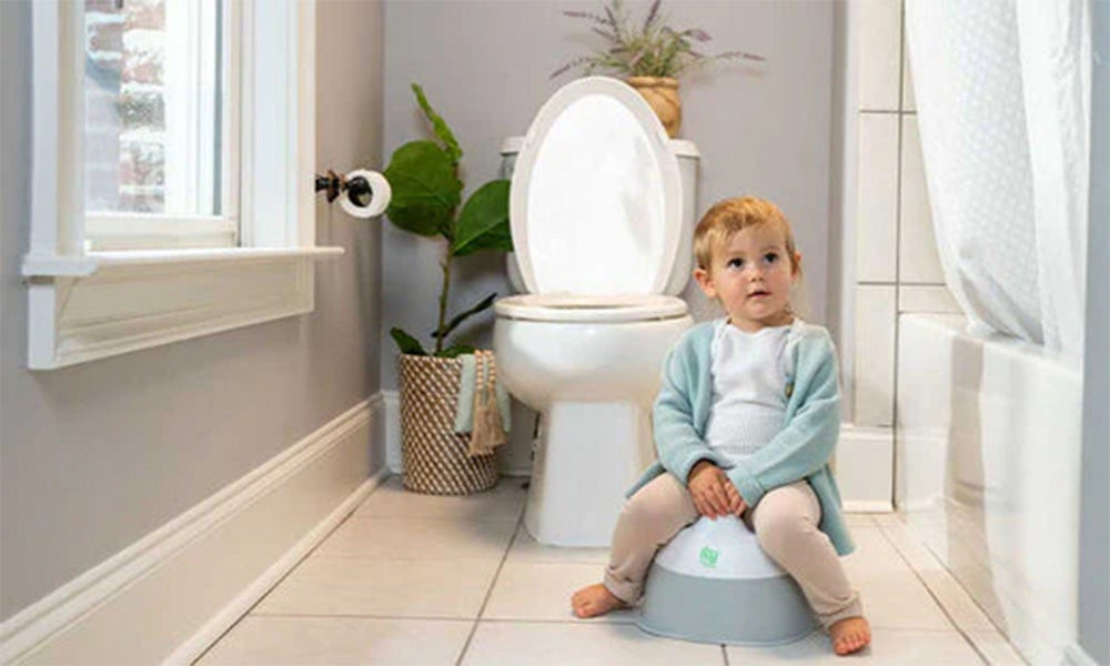 bébé dans la salle de bain