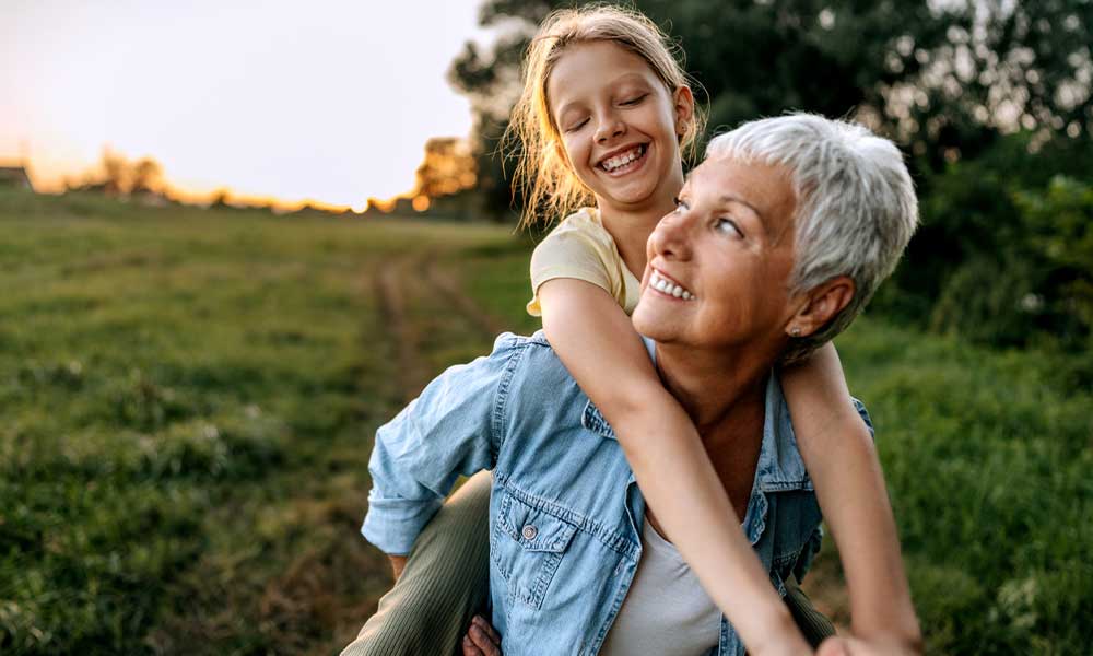 grand-mère avec petite fille