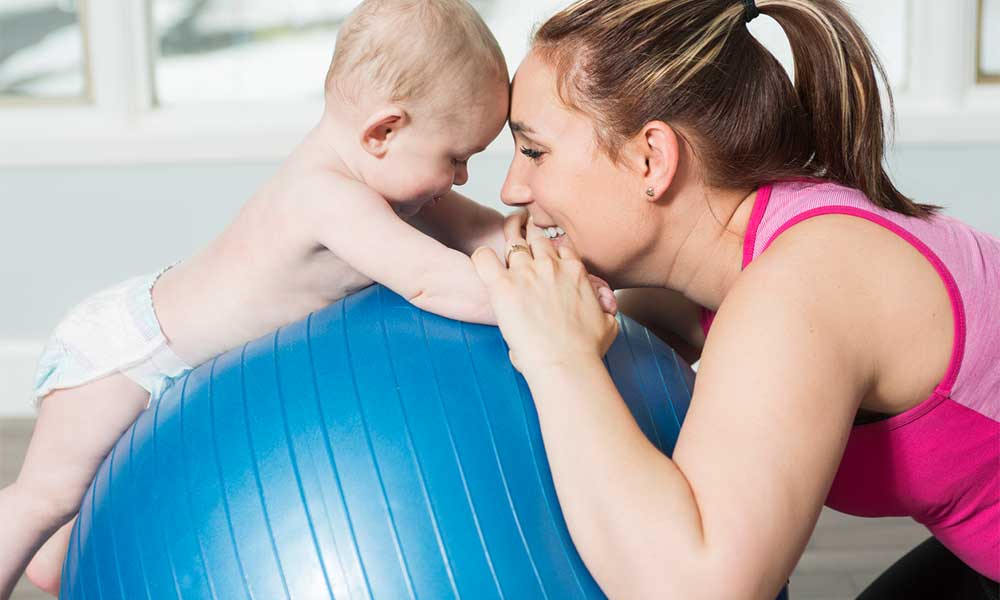 mère et enfant jouant