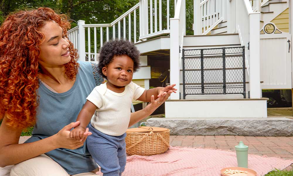 mère avec enfant à l'extérieur