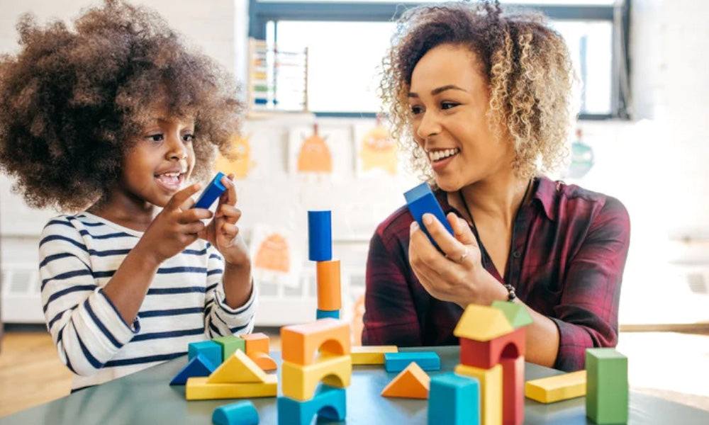 Enseignante jouant aux blocs avec son élève