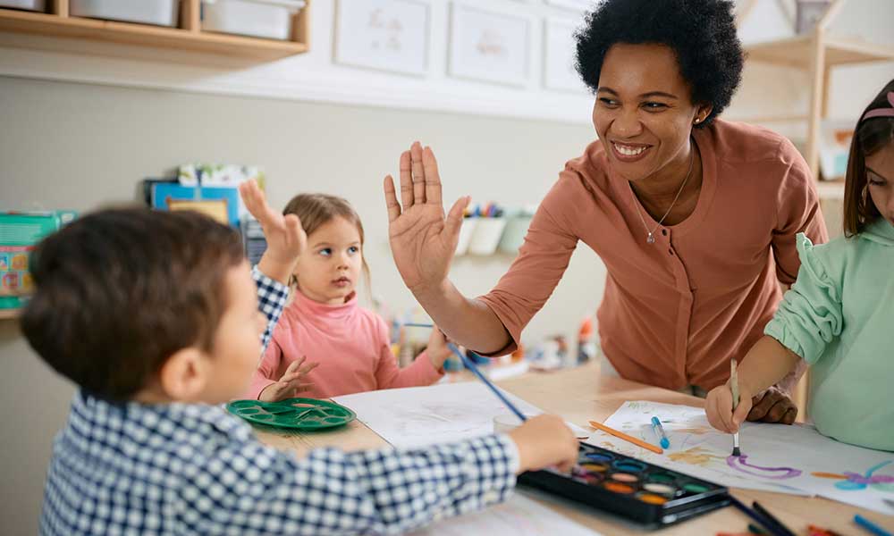 enseignant avec des enfants à l'école
